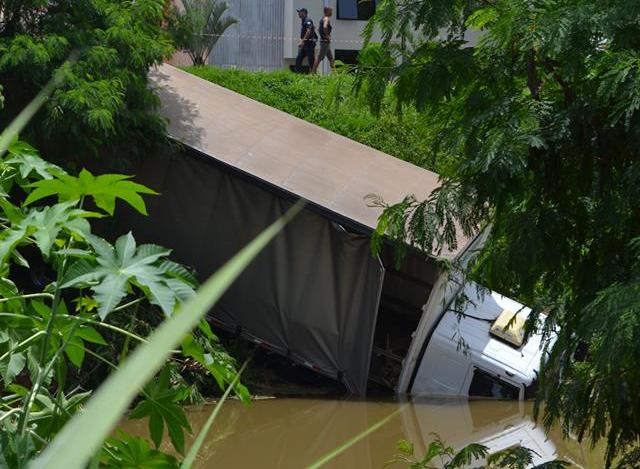 Caminhão caiu no Ribeirão Pinheiros em Valinhos (Foto: Marcos Araújo)