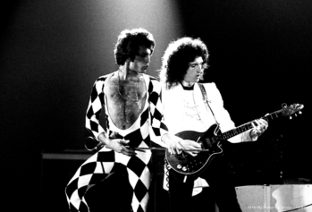 news-of-the-world-tour-concert-in-1977-freddie-and-brian